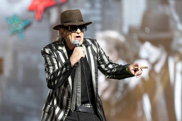 Saenger, Musiker Udo LINDENBERG (mi.), bei seinem Konzert in der L A N X E S S - A R E N A in Koeln, am 10.06.2022,