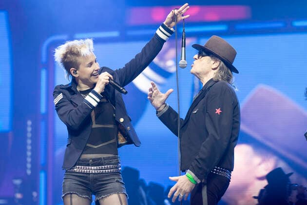 Saenger, Musiker Udo LINDENBERG (re.) mit Saengerin Ina Deine Cousine BREDEHORN (li.), bei seinem Konzert in der L A N X E S S - A R E N A in Koeln, am 10.06.2022,