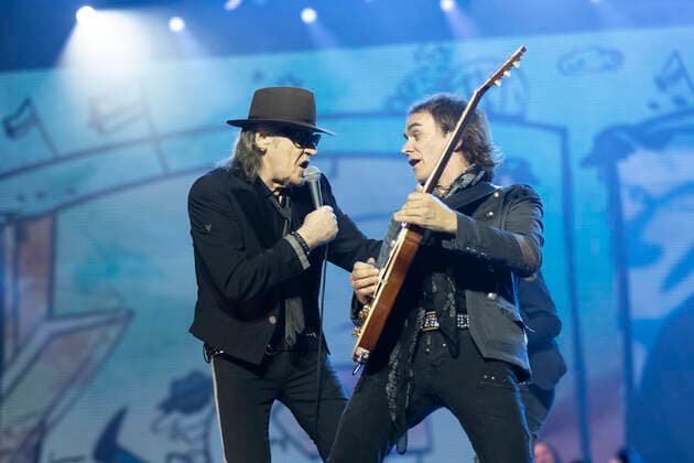 Saenger, Musiker Udo LINDENBERG (li.) mit Musiker, Gitarrist Joerg (Jörg) SANDER (re.), bei seinem Konzert in der L A N X E S S - A R E N A in Koeln, am 10.06.2022,