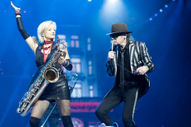 Saenger, Musiker Udo LINDENBERG (re.) mit Musikerin, Saxophonistin Doris DECKER (li.), bei seinem Konzert in der L A N X E S S - A R E N A in Koeln, am 10.06.2022,
