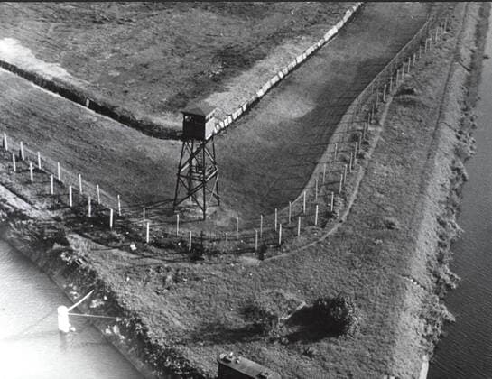 October 1961 - Berlin, October Neukoelln, The Teltow Canal Connects With the Neukoellner Eastern Harbor and the Britzer Canal and Builds the Border The East and West Berlin. A Watch Tower Was Erected at the Intersecting Parts of 2 Canals Where the Volkspolzei Shoot an Escapee. 1062_05_M_-12905-