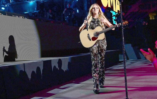 10 June 2022 - Nashville, Tennessee - Kelsea Ballerini. 2022 CMA Fest Nightly Concert Day Two held at Nissan Stadium. USA - ZUMAa123 20220610_zaa_a123_375 Copyright: xAdMediax