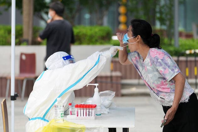 (220611) -- BEIJING, June 11, 2022 -- A medical worker takes a swab sample from a resident for nucleic acid testing at Balizhuang Subdistrict in Chaoyang District, Beijing, capital of China, June 11, 2022. ) CHINA-BEIJING-CHAOYANG-NUCLEIC ACID TESTING (CN) JuxHuanzong 