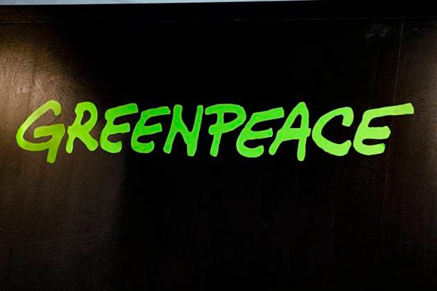 Symbolbild Logo Greenpeace Symbolfoto Logo von Greenpeace der Non-Profit-Organisation fuer Umwelt-, Natur- und Klimaschutz Deutschland *** Symbol image Logo Greenpeace Symbol photo Logo of Greenpeace the non profit organization for environment, nature and climate protection Germany