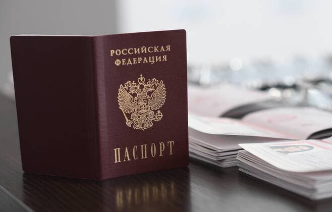 News Themen der Woche KW23 Ukraine Russia Military Operation Passports 8213468 11.06.2022 A Russian passport is seen at the ceremony of issuing Russian passports to Melitopol residents, in Melitopol, Zaporizhzhia region, partially controlled by pro-Russian troops, Ukraine. Alexey Maishev Sputnik Melitopol Zaporizhzhia region Ukraine  Copyright: xAlexeyxMaishevx