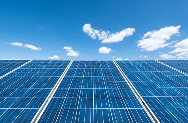 IMAGO Nature: Unsere Erde, Energiequellen, Photovoltaik Wolken ziehen bei blauem Himmel über einer Photovoltaik-Freiflächenanlage auf einem Solarpark vorbei. Denkingen Baden-Württemberg Deutschland *** Clouds pass by in blue sky over a photovoltaic open space plant on a solar park Denkingen Baden Württemberg Germany