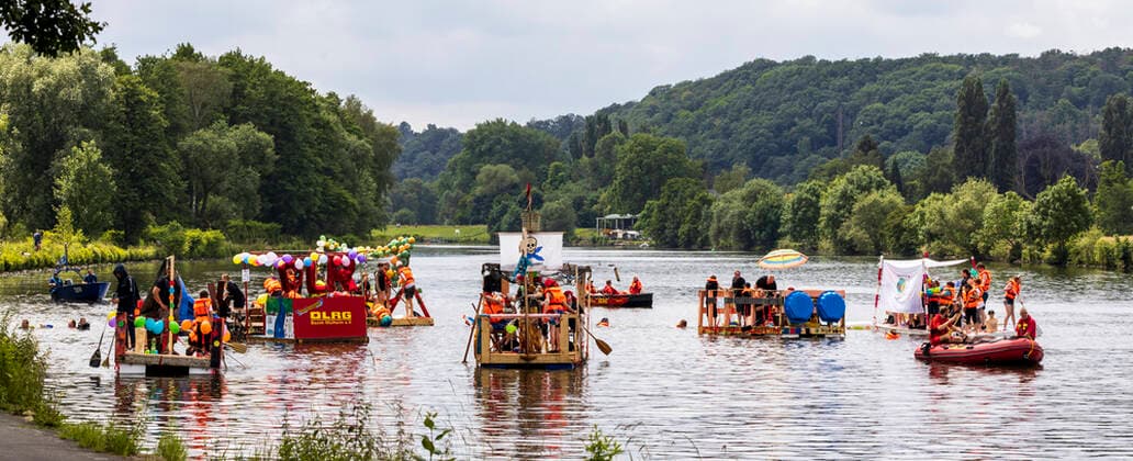 News Themen der Woche KW23 News Bilder des Tages Floßrennen Voll die Ruhr 2022, Mülheim an der Ruhr, Deutschland 11. Juni 2022. Mülheim an der Ruhr. Traditionelles Floßrennen auf der Ruhr mit selbstgebauten Flößen im Rahmen des Projektwochenendes Voll die Ruhr. Teams der Floßfahrt bestanden aus Freunden, Familien oder auch Arbeitskollegen, die sich mitunter heftige Wasserschlachten lieferten. *** Raft race Voll die Ruhr 2022, Mülheim an der Ruhr, Germany 11 June 2022 Mülheim an der Ruhr Traditional raft race on the Ruhr with self-made rafts as part of the project weekend Voll die Ruhr Teams of the raft trip consisted of friends, families or even work colleagues, who sometimes had fierce water fights