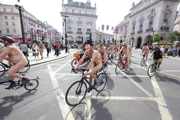 Bilder des Jahres 2022, News 06 Juni News Themen der Woche KW23 News Bilder des Tages . 11 06 2022. London, United Kingdom. World Naked Bike Ride London. The 2022 World Naked Bike Ride. Hundreds of cyclists, in various stages of nudity, ride through London as part of a global event. The Naked Bike Ride is a protest against the global dependency on oil, the curbing of car culture and obtaining real rights for cyclists.  xMartynxWheatleyx xi-Imagesx IIM-23504-0001