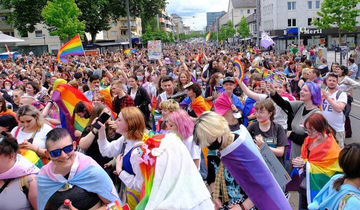 News Themen der Woche KW23 News Bilder des Tages 11.06.2022 xkhx Kassel traditioneller Tag der LGBTCommunity (Lesbian, Gay, Bisexual und Transgender) Christopher Street Day Kasseler CSD - Motto Say Gay Ein buntes Völkchen in Regenbogenfarben ziehr demonstrierend durch Kassel nch dem Motto - lieb wen Du willst *** 11 06 2022 xkhx Kassel traditional day of the LGBT community Lesbian, Gay, Bisexual and Transgender Christopher Street Day Kassel CSD motto Say Gay A colorful crowd in rainbow colors parades through Kassel demonstrating according to the motto love whom you will