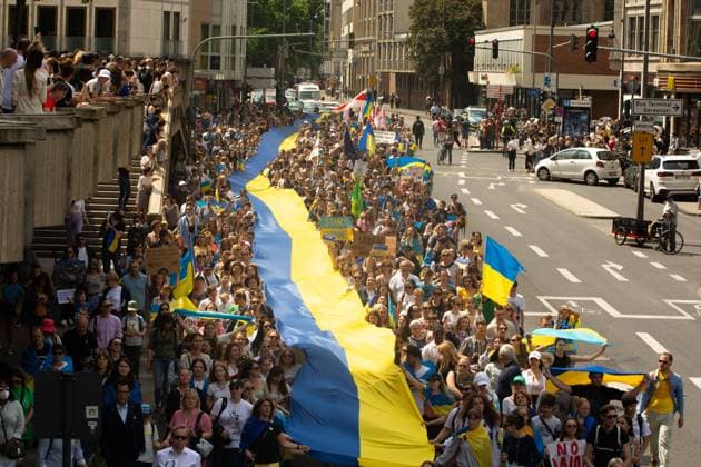 News Bilder des Tages Anti War Protest In Cologne a thousand protesters take part in anti war protest in city center of Cologne, Germany on June 11, 2022 and the Protesters demand a path for Ukraine being part o European Union. Cologne Germany  Copyright: xYingxTangx originalFilename: tang-notitle220611_npie7.jpg