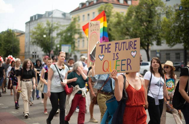 News Themen der Woche KW23 Dyke March in Augsburg Ca. 110 Menschen versammelten sich am 11.6.2022 in Augsburg zum Dyke* March, um für queere Sichtbarkeit bei Frauen, Nicht-Binären und Trans-Menschen und gegen Sexismus zu demonstrieren. -- On June 11, 2022 about 110 people joined the Dyke* March in AUgsburg, Germany to protest for queer visibility for women, non-binaries and trans-people and against sexism. Augsburg Bayern Deutschland Copyright: xAlexanderxPohlx