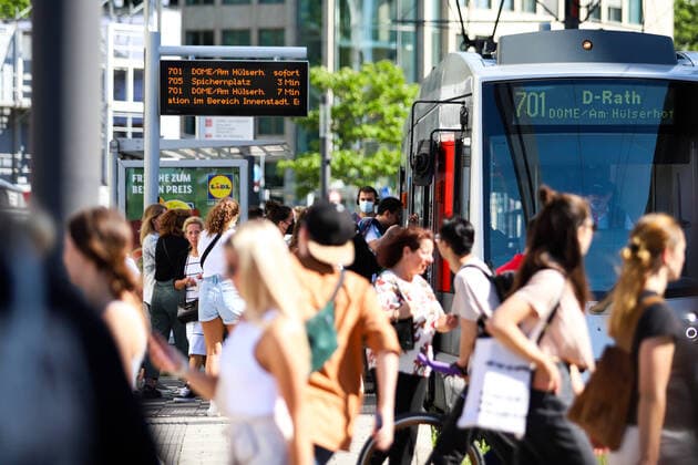 Sommerliche Temperaturen, 9-Euro-Ticket, Nacht der Museen und Biker4Kids ziehen viele Besucher nach Düsseldorf Am zweiten Juni Wochenende besuchten viele Menschen die Landeshauptstadt von NRW Düsseldorf. Es war das zweite Wochenende seit dem Start des 9-Euro-Tickets aber auch die sommerlichen Temperaturen, der Benefiz-Motorradkorsos sowie die kulturellen Darbietungen von Musikern und Künstlern rund um die Nacht der Museen hatten ihren Beitrag zum hohen Besucheraufkommen am 11.06.2022. * On the second weekend in June, many people visited Düsseldorf, the capital of North Rhine-Westphalia. It was the second weekend since the launch of the 9-Euro-Ticket, but the summer temperatures, the benefit motorbike parade and the cultural performances Copyright: xPieroxNigrox