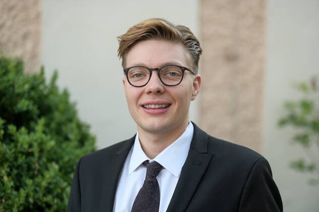 Konzert des Spring String Quartetts mit dem Countertenor Alois Mühlbacher, in der Stadtpfarrkirche St. Nikolaus, in Bad Ischl, im Rahmen der Salzkammergut Festwochen Gmunden , am 11.06.22. Das Bild zeigt ein Portrait des Countertenors Alois Mühlbacher 2022 - Konzert des Spring String Quartetts mit dem Countertenor Alois Mühlbacher, in der Stadtpfarrkirche St. Nikolaus, in Bad Ischl, im Rahmen der Salzkammergut Festwochen Gmunden , am 11.06.22