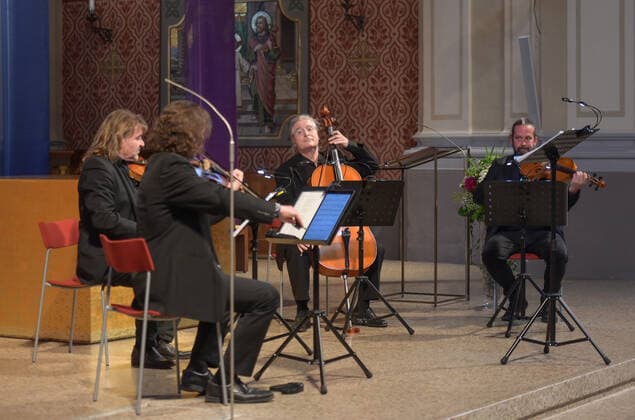 Konzert des Spring String Quartetts mit dem Countertenor Alois Mühlbacher, in der Stadtpfarrkirche St. Nikolaus, in Bad Ischl, im Rahmen der Salzkammergut Festwochen Gmunden , am 11.06.22. Das Bild zeigt das Springstring Quartett im Konzert. v.l.n.r.: Christian Wirth, Violine, MArcus Wall, Violine, Stephan Punderlitschek Violoncello, Julian Gillesberger, Viola 2022 - Konzert des Spring String Quartetts mit dem Countertenor Alois Mühlbacher, in der Stadtpfarrkirche St. Nikolaus, in Bad Ischl, im Rahmen der Salzkammergut Festwochen Gmunden , am 11.06.22