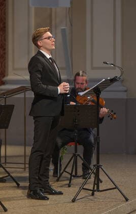 Konzert des Spring String Quartetts mit dem Countertenor Alois Mühlbacher, in der Stadtpfarrkirche St. Nikolaus, in Bad Ischl, im Rahmen der Salzkammergut Festwochen Gmunden , am 11.06.22. Das Bild zeigt den Countertenor Alois Mühlbacher im Konzert 2022 - Konzert des Spring String Quartetts mit dem Countertenor Alois Mühlbacher, in der Stadtpfarrkirche St. Nikolaus, in Bad Ischl, im Rahmen der Salzkammergut Festwochen Gmunden , am 11.06.22
