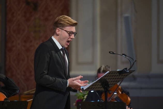 Konzert des Spring String Quartetts mit dem Countertenor Alois Mühlbacher, in der Stadtpfarrkirche St. Nikolaus, in Bad Ischl, im Rahmen der Salzkammergut Festwochen Gmunden , am 11.06.22. Das Bild zeigt den Countertenor Alois Mühlbacher im Konzert 2022 - Konzert des Spring String Quartetts mit dem Countertenor Alois Mühlbacher, in der Stadtpfarrkirche St. Nikolaus, in Bad Ischl, im Rahmen der Salzkammergut Festwochen Gmunden , am 11.06.22