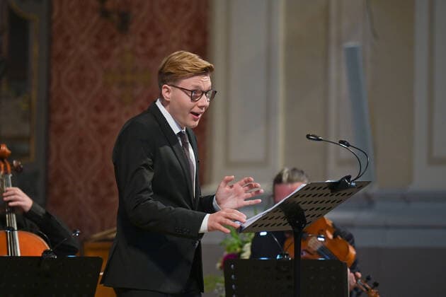 Konzert des Spring String Quartetts mit dem Countertenor Alois Mühlbacher, in der Stadtpfarrkirche St. Nikolaus, in Bad Ischl, im Rahmen der Salzkammergut Festwochen Gmunden , am 11.06.22. Das Bild zeigt den Countertenor Alois Mühlbacher im Konzert 2022 - Konzert des Spring String Quartetts mit dem Countertenor Alois Mühlbacher, in der Stadtpfarrkirche St. Nikolaus, in Bad Ischl, im Rahmen der Salzkammergut Festwochen Gmunden , am 11.06.22