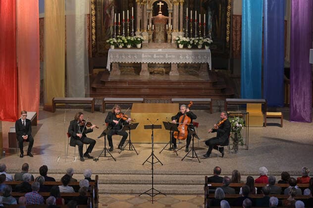 Konzert des Spring String Quartetts mit dem Countertenor Alois Mühlbacher, in der Stadtpfarrkirche St. Nikolaus, in Bad Ischl, im Rahmen der Salzkammergut Festwochen Gmunden , am 11.06.22. Das Bild zeigt das Springstring Quartett im Konzert. v.l.n.r.: Christian Wirth, Violine, MArcus Wall, Violine, Stephan Punderlitschek Violoncello, Julian Gillesberger, Viola. Am linken Rand sitzt der Countertenor Alois Mühlbacher 2022 - Konzert des Spring String Quartetts mit dem Countertenor Alois Mühlbacher, in der Stadtpfarrkirche St. Nikolaus, in Bad Ischl, im Rahmen der Salzkammergut Festwochen Gmunden , am 11.06.22