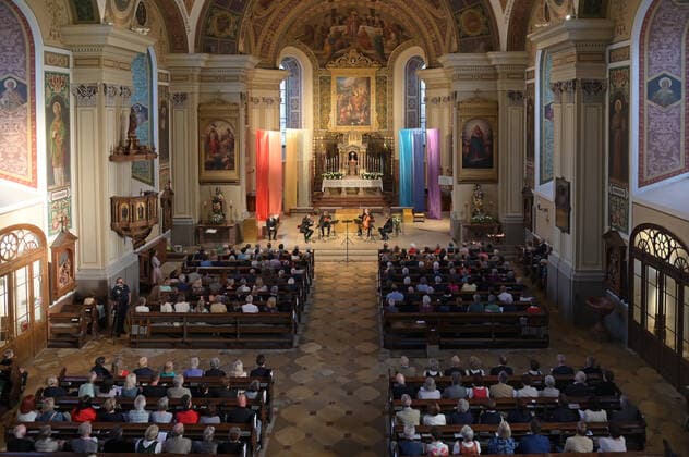 Konzert des Spring String Quartetts mit dem Countertenor Alois Mühlbacher, in der Stadtpfarrkirche St. Nikolaus, in Bad Ischl, im Rahmen der Salzkammergut Festwochen Gmunden , am 11.06.22. Das Bild zeigt den Innenraum der Stadtpfarrkirche mit Publikum und auf der Bühne dem String Spring Quarett mit dem Countertenor Alois Mühlbacher. v.l.n.r.: Countertenor Alois Mühlbacher, Violinist Christian Wirth, Violinist Marcus Wall, Violoncellist Stephan Punderlitschek, Violaspieler Julian Gillesberger 2022 - Konzert des Spring String Quartetts mit dem Countertenor Alois Mühlbacher, in der Stadtpfarrkirche St. Nikolaus, in Bad Ischl, im Rahmen der Salzkammergut Festwochen Gmunden , am 11.06.22