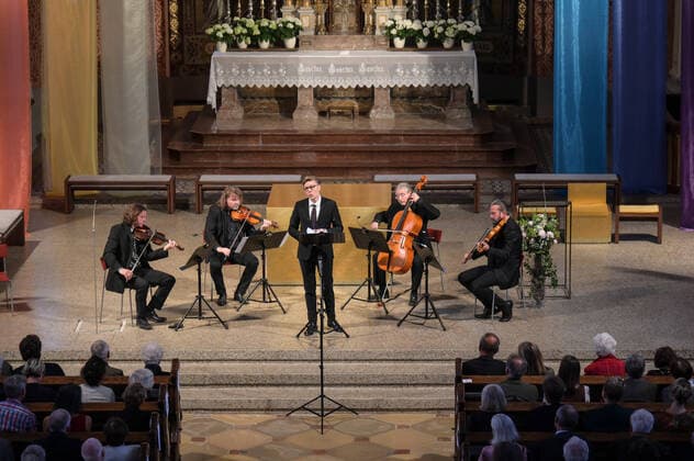 Konzert des Spring String Quartetts mit dem Countertenor Alois Mühlbacher, in der Stadtpfarrkirche St. Nikolaus, in Bad Ischl, im Rahmen der Salzkammergut Festwochen Gmunden , am 11.06.22. Das Bild zeigt den Innenraum der Stadtpfarrkirche mit Publikum und auf der Bühne dem String Spring Quarett mit dem Countertenor Alois Mühlbacher. v.l.n.r.: Violinist Christian Wirth, Violinist Marcus Wall, Countertenor Alois Mühlbacher, Violoncellist Stephan Punderlitschek, Violaspieler Julian Gillesberger 2022 - Konzert des Spring String Quartetts mit dem Countertenor Alois Mühlbacher, in der Stadtpfarrkirche St. Nikolaus, in Bad Ischl, im Rahmen der Salzkammergut Festwochen Gmunden , am 11.06.22
