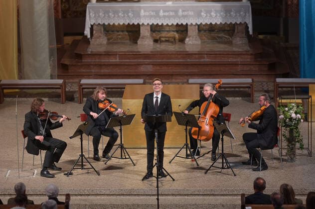 Konzert des Spring String Quartetts mit dem Countertenor Alois Mühlbacher, in der Stadtpfarrkirche St. Nikolaus, in Bad Ischl, im Rahmen der Salzkammergut Festwochen Gmunden , am 11.06.22. Das Bild zeigt das String Spring Quarett mit dem Countertenor Alois Mühlbacher. v.l.n.r.: Violinist Christian Wirth, Violinist Marcus Wall, Countertenor Alois Mühlbacher, Violoncellist Stephan Punderlitschek, Violaspieler Julian Gillesberger 2022 - Konzert des Spring String Quartetts mit dem Countertenor Alois Mühlbacher, in der Stadtpfarrkirche St. Nikolaus, in Bad Ischl, im Rahmen der Salzkammergut Festwochen Gmunden , am 11.06.22