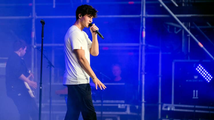 11.06.2022, Deutschland, Sachsen, Kamenz: Der deutsche Popsänger und Songwriter Wincent Weiss bei einem Auftritt auf der Hutbergbühne in Kamenz.