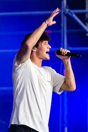 11.06.2022, Deutschland, Sachsen, Kamenz: Der deutsche Popsänger und Songwriter Wincent Weiss bei einem Auftritt auf der Hutbergbühne in Kamenz.