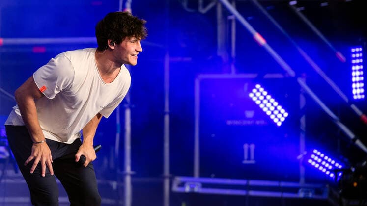 11.06.2022, Deutschland, Sachsen, Kamenz: Der deutsche Popsänger und Songwriter Wincent Weiss bei einem Auftritt auf der Hutbergbühne in Kamenz.