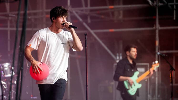11.06.2022, Deutschland, Sachsen, Kamenz: Der deutsche Popsänger und Songwriter Wincent Weiss bei einem Auftritt auf der Hutbergbühne in Kamenz.