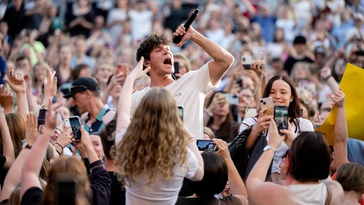 11.06.2022, Deutschland, Sachsen, Kamenz: Der deutsche Popsänger und Songwriter Wincent Weiss bei einem Auftritt auf der Hutbergbühne in Kamenz.