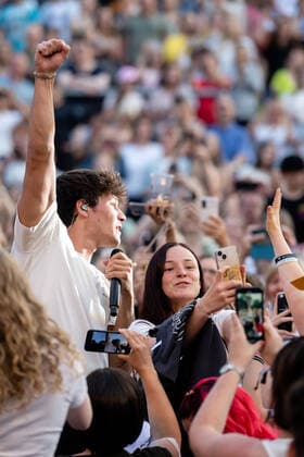 11.06.2022, Deutschland, Sachsen, Kamenz: Der deutsche Popsänger und Songwriter Wincent Weiss bei einem Auftritt auf der Hutbergbühne in Kamenz.