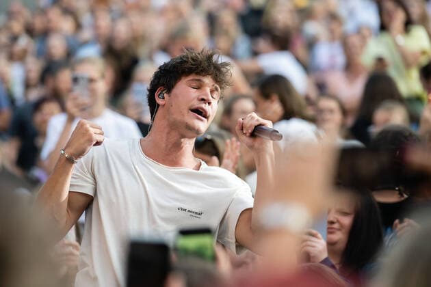 11.06.2022, Deutschland, Sachsen, Kamenz: Der deutsche Popsänger und Songwriter Wincent Weiss bei einem Auftritt auf der Hutbergbühne in Kamenz.