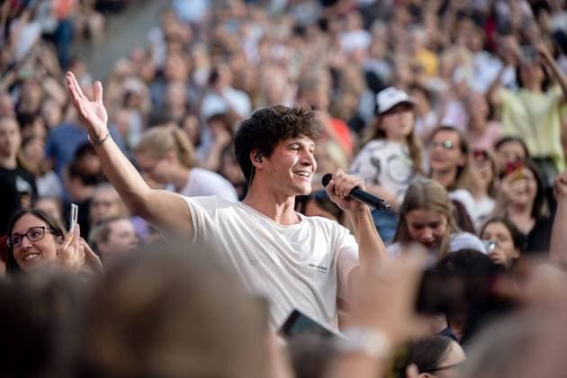 11.06.2022, Deutschland, Sachsen, Kamenz: Der deutsche Popsänger und Songwriter Wincent Weiss bei einem Auftritt auf der Hutbergbühne in Kamenz.