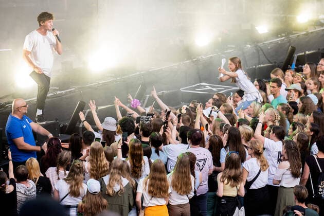 Entertainment Themen der Woche KW23 11.06.2022, Deutschland, Sachsen, Kamenz: Der deutsche Popsänger und Songwriter Wincent Weiss bei einem Auftritt auf der Hutbergbühne in Kamenz. Fans feierten ihr Idol.