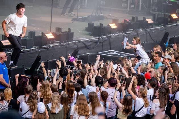 11.06.2022, Deutschland, Sachsen, Kamenz: Der deutsche Popsänger und Songwriter Wincent Weiss bei einem Auftritt auf der Hutbergbühne in Kamenz. Fans feierten ihr Idol.