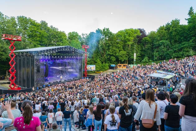 11.06.2022, Deutschland, Sachsen, Kamenz: Der deutsche Popsänger und Songwriter Wincent Weiss bei einem Auftritt auf der Hutbergbühne in Kamenz. Fans feierten ihr Idol.