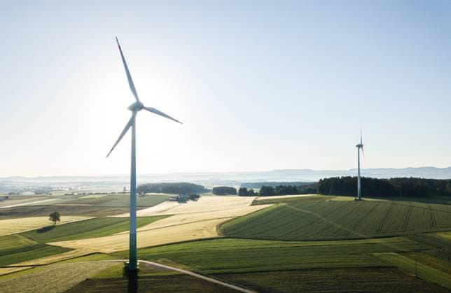 Windkraftanlagen bei blauem Himmel und Morgenlicht. Rottweil Baden-Württemberg Deutschland *** Wind turbines under blue sky and morning light Rottweil Baden Württemberg Germany