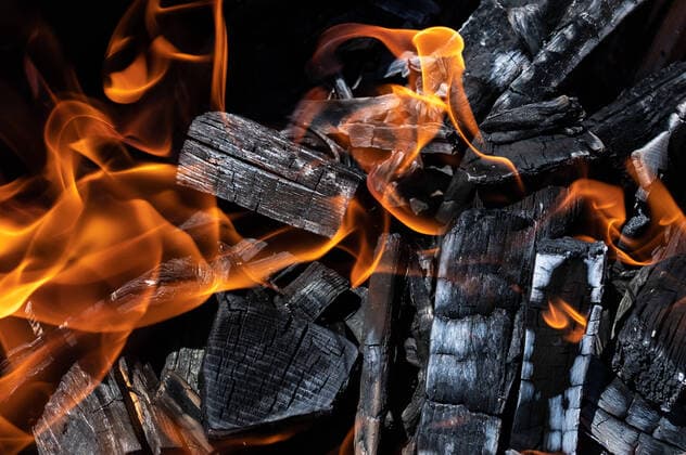 IMAGO Nature: Unsere Erde, Ressourcen, Kohle Feuer tobt in einem Holzkohlengrill. Rottweil Baden-Württemberg Deutschland *** Fire raging in a charcoal grill Rottweil Baden Württemberg Germany