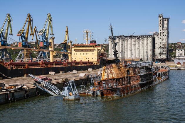 News Themen der Woche KW23 News Bilder des Tages MARIUPOL, UKRAINE â€“ JUNE 12, 2022: A scuttled Donbass ship at the Mariupol commercial port on the Sea of Azov. The Russian Armed Forces are carrying out a special military operation in Ukraine in response to requests from the leaders of the Donetsk People s Republic and Lugansk People s Republic for help. Vladimir Gerdo TASS  TS135068
