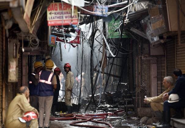News Themen der Woche KW23 News Bilder des Tages NEW DELHI, INDIA JUNE 12: Firefighters at the spot after a massive fire breaks out in Beadon Pura Shoes Market, in front of Gaffar market in Karol Bagh area, on June 12, 2022 in New Delhi, India. The Delhi Fire Service said 39 fire tenders were rushed to the spot and over 200 firefighters toiled for nearly five hours to douse the blaze. No one was seriously injured in the fire and the cooling operation is underway, officials said. (Photo by Arvind Yadav Hindustan Times ) Massive Fire Breaks Out at Karol Bagh Market In Delhi, 39 Fire Tenders Rushed