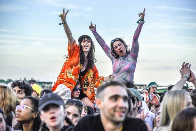Bilder des Jahres 2022, Entertainment 06 Juni Entertainment Themen der Woche KW23 Entertainment Bilder des Tages 12.06.2022, xlakx, Entertainment Musik, Tempelhof Sounds 2022 emspor, v.l.zwei weibliche Fans auf den Schultern bei The Strokes auf der MainStage Buehne waehrend demTempelhof Sounds 2022 - Tag 3 - auf den ehemaligen Flughafengelaende Tempelhof in Berlin. Berlin *** 12 06 2022, xlakx, entertainment music, Tempelhof Sounds 2022 emspor, v l two female fans on the shoulders at The Strokes on the MainStage stage during theTempelhof Sounds 2022 Day 3 at the former airport grounds Tempelhof in Berlin Berlin