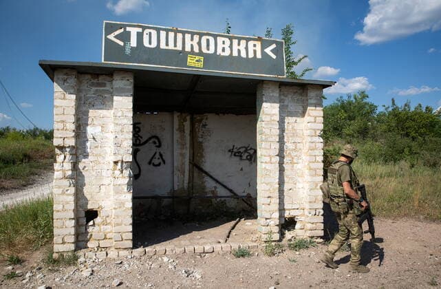 News Themen der Woche KW23 News Bilder des Tages Ukraine-Konflikt, EindrÃ¼cke aus Toschkiwka LUGANSK REGION, UKRAINE â€“ JUNE 12, 2022: Serviceman is seen at a bus stop in the village of Toshkovka. The Russian Armed Forces are carrying out a special military operation in Ukraine in response to requests from the leaders of the Donetsk People s Republic and Lugansk People s Republic for help. Alexander Reka TASS  TS135115