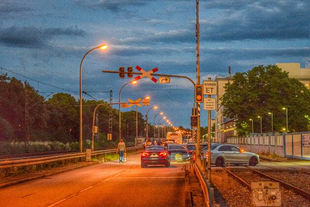 Bilder des Jahres 2022, News 06 Juni News Themen der Woche KW23 News Bilder des Tages Schrecklicher Vorfall in Mannheim: Mann (36) tötet zuerst seinen Vater und fährt anschließend auf der Flucht mit seinem Auto in Gruppe Radfahrer - eine Fahrradfahrerin (71) wird getötet, vier weitere Radfahrer schwer verletzt - Täter flüchtet anschl Schrecklicher Vorfall am Sonntagabend gegen 18 Uhr welcher sich zunächst in Ellerstadt Rheinland-Pfalz und anschließend in Mannheim abspielte. Nach derzeitigem Ermittlungsstand soll ein 36-Jähriger seinen 69-jährigen Vater getötet haben. Anschließend flüchtete der Täter noch vor Eintreffen der Polizeikräfte mit einem Pkw. In der Folge kollidierte der 36-Jährige im Verlauf der Rhenaniastraße in Mannheim mit insgesamt vier Fahrradfahrern. Hierbei erlitt eine 71-jährige Fahrradfah Copyright: xEinsatz-Report24x xMarvinxRiessx