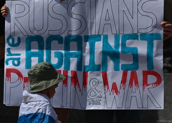 News Themen der Woche KW23 News Bilder des Tages Russian Anti-War Demonstration In Krakow A protester holds a placard with words Russians Are Against Putin And The War . Members of the local Russian diaspora in Krakow join the global anti-war demonstration of all free Russians and protest against the war with Ukraine at the Adam Mickiewicz monument in the Main Square in Krakow. On Sunday, June 12, 2022, in Krakow, Poland. Krakow Poland  Copyright: xArturxWidakx originalFilename: widak-russiana220612_npiVt.jpg