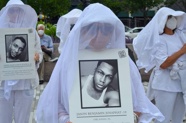 Bilder des Jahres 2022, News 06 Juni News Themen der Woche KW23 News Bilder des Tages NY: Demonstration Honoring Victims of Massacre Shootings New Yorkers are seen holding photos of deceased individuals in Lower Manhattan, New York City to honor the victims of Shooting victims on June 12, 2022. New York New York United States Copyright: RyanxRahman