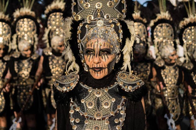Bilder des Jahres 2022, News 06 Juni News Themen der Woche KW23 News Bilder des Tages Spanien, traditionalle Parade zum Fest der Mauren und Christen in Moraira June 12, 2022, Teulada Moraira, Alicante, Spain: Woman dressed for the festivity prepares for the parade in Moraira. The traditional parade of Moors and Christians festivities in Teulada Moraira, Alicante, Spain, are celebrated again after two years due to the restrictions of the pandemic. According to tradition, these festivities commemorate the battles that were fought during the Reconquest in which the Christians of the kingdoms of Spain conquered the domains occupied by the Muslims. Teulada Moraira Spain - ZUMAs197 20220612_zaa_s197_409 Copyright: xDiegoxRadamesx