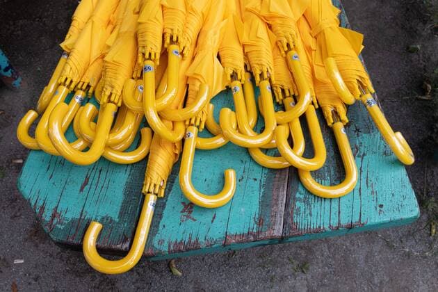 Bilder des Jahres 2022, News 06 Juni News Themen der Woche KW23 News Bilder des Tages Japan, Solidaritätsdemonstration in Tokio für Proteste in Hongkong Yellow umbrellas on a table inside Jingu Dori Koen during the Three year anniversary of the June 12, 2019 Hong Kong protest in Tokyo, Japan on June 12, 2022.  , aflo_190954690.JPG,