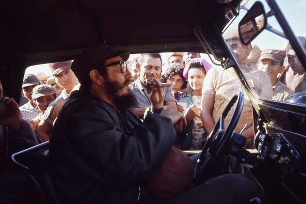 Fidel Castro sitzt am Steuer eines Jeeps, am Fenster stehen Landsleute Menschen, im Jahr 1967 auf Kuba; Fidel CASTRO (eigentlich: Fidel Alejandro Castro Ruz), Kuba, Politik, Regierungschef von Kuba; *** Fidel Castro sits at the wheel of a jeep, at the window are compatriots people, in 1967 in Cuba Fidel CASTRO actually Fidel Alejandro Castro Ruz , Cuba, politics, head of government of Cuba