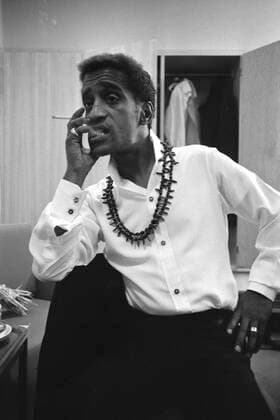 Sammy DAVIS Jr., junior, USA, Entertainer, Saenger, Taenzer, Portraet, Portrait, freundlich, sitzt in einem Zimmer und raucht eine Zigarette, SW-Aufnahme, undatierte Aufnahme, rauchen, Raucher, *** Sammy DAVIS Jr , junior, USA, entertainer, singer, dancer, portrait, friendly, sitting in a room smoking a cigarette, SW shot, undated shot, smoking, smoker,