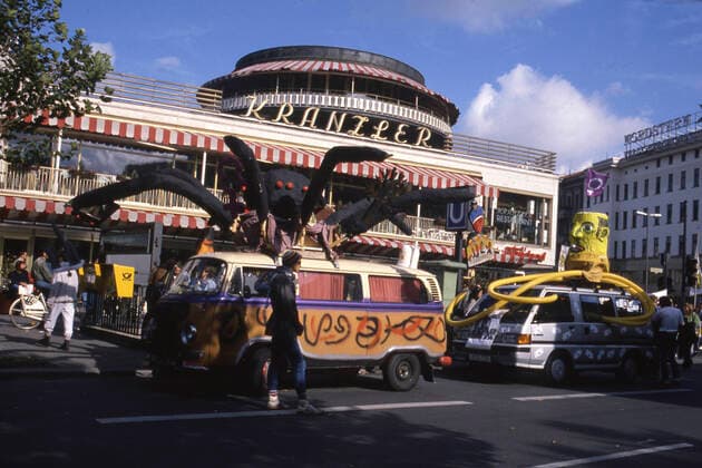 Demonstration in Berlin gegen die Tagung des IWF Internationaler Waehrungsfonds und Weltbank im September 1988, Demonstranten auf der Strasse des 17. Juni im Tiergarten, auf einem Bulli ist eine >grosse Spinne aus Pappmachee angebracht, Schwarze Witwe, *** Demonstration in Berlin against the meeting of the IMF International Monetary Fund and World Bank in September 1988, demonstrators on the street of 17 June in the Tiergarten, on a van is a large spider made of papier mache, black widow,